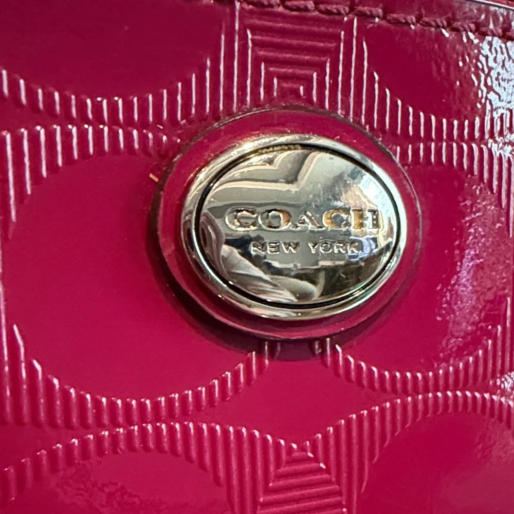 LIKE NEW - Coach Signature Embossed Fuchsia Make Up Cosmetic Travel Bag Case - Picture 2 of 8
